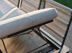 Enya Lounge/Liege/Sofa Alu anthrazit matt mit Kordel Stone Kissen perlgrau